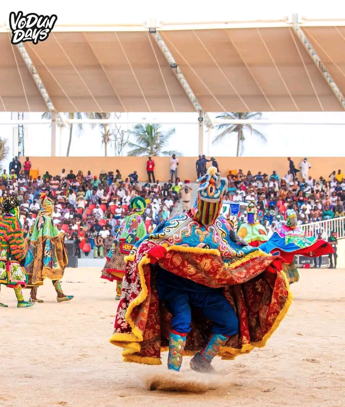 Cérémonie des Vodun Days la nuit à Ouidah, Bénin